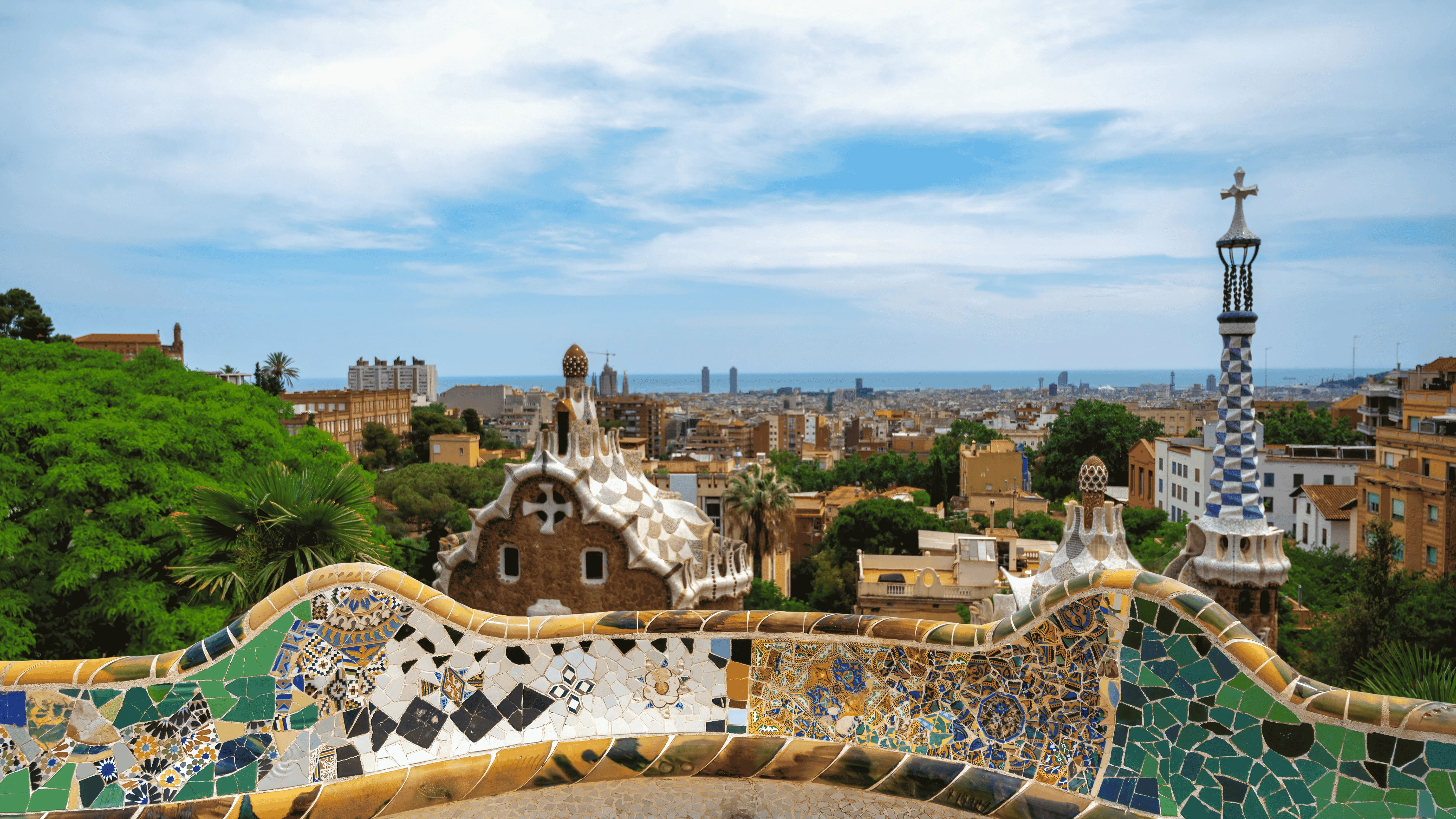 vista-panoramica-de-barcelona-varios-telhados-de-edificios-vista-parc-guell-espanha